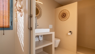 Resa Estates Ibiza sale ted koop Cala Tarida patio townhouse bathroom.JPG